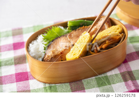 曲げわっぱ弁当　鮭弁当 126259178