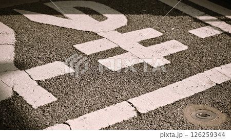 一時停止の路面標示 126259344