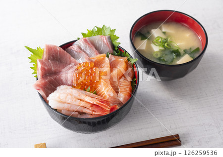 海鮮丼 126259536