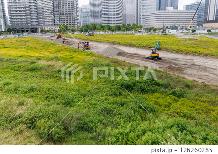 高層ビル街の高層ビル建設予定地の整備 126260285