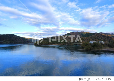 神奈川県・愛甲郡・宮ケ瀬湖畔園地から眺める宮ケ瀬湖 神奈川県・愛甲郡・宮ケ瀬湖畔園地から眺める宮ケ瀬湖 126260449
