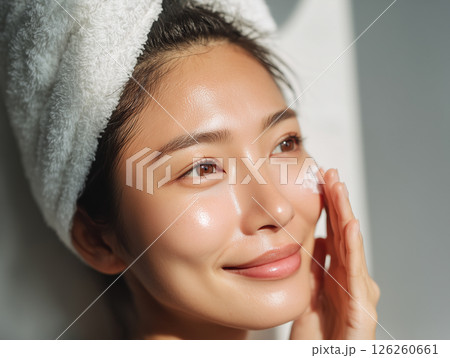 タオル姿で素肌ケアを行う女性の美肌イメージ タオル姿で素肌ケアを行う女性の美肌イメージ 126260661