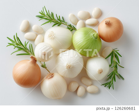 白背景に並べられたオニオンと乾燥豆の素材写真 126260681