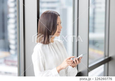 スマホを操作する若い女性 126260776