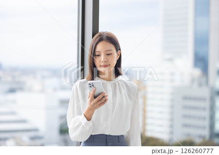 スマホを操作する若い女性 126260777