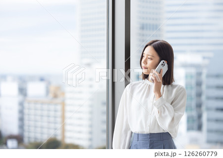 スマホで話す女性 126260779