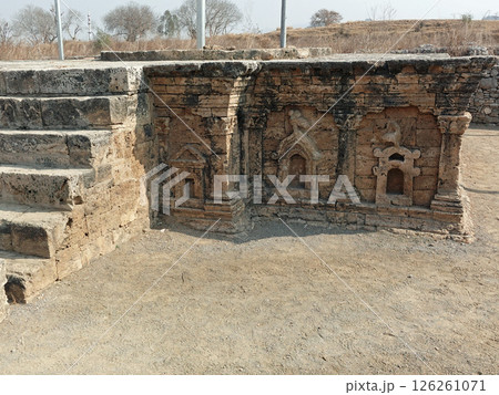 パキスタンのタキシラにある紀元前後の都市遺跡シルカップ遺跡に残る双頭の鷲の塑像彫刻が残る仏塔跡 126261071