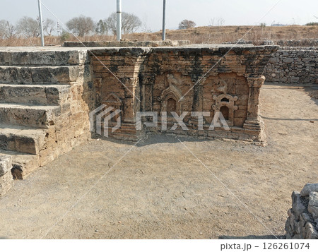 パキスタンのタキシラにある紀元前後の都市遺跡シルカップ遺跡に残る双頭の鷲の塑像彫刻が残る仏塔跡 126261074