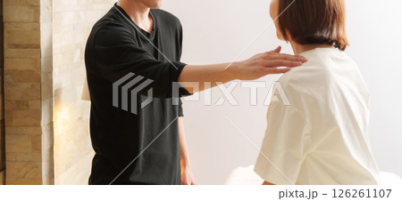 リラクゼーションスタッフと客のシニア女性 リラクゼーションスタッフと客のシニア女性 126261107
