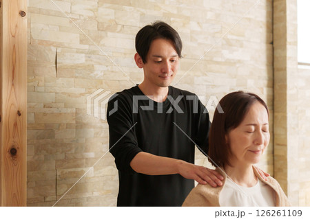 リラクゼーションスタッフと客のシニア女性 リラクゼーションスタッフと客のシニア女性 126261109