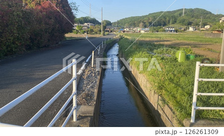 道路脇を流れる用水路 道路脇を流れる用水路 126261309