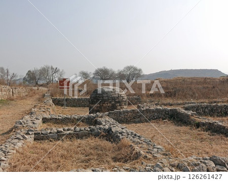 パキスタンにあるタキシラの古代都市遺跡シルカップで最も有名な双頭の鷲の塑像彫刻が残る仏塔の基壇 126261427