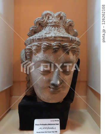 ガンダーラの中心都市ペシャワルにある博物館に展示されるウエーブのかかった髪の毛が特徴の仏頭 ガンダーラの中心都市ペシャワルにある博物館に展示されるウエーブのかかった髪の毛が特徴の仏頭 126262108