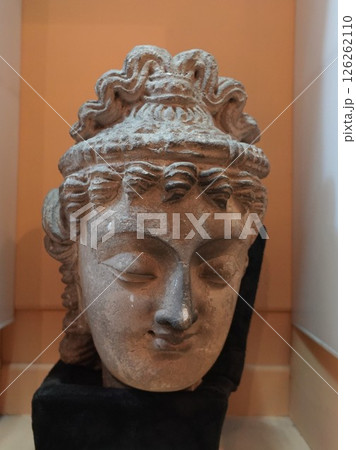 ガンダーラの中心都市ペシャワルにある博物館に展示されるウエーブのかかった髪の毛が特徴の仏頭 126262110