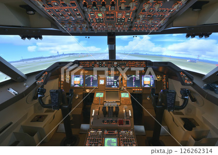 フライトシミュレーター Boeing747-400 コックピット 操縦室 操縦訓練 フライトシミュレーター Boeing747-400 コックピット 操縦室 操縦訓練 126262314