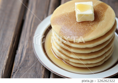 メープルが染み込んだ重ねたホットケーキ 126262322