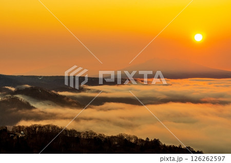 朝日と斜里岳と雲海 美幌峠の朝 朝日と斜里岳と雲海 美幌峠の朝 126262597