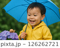 梅雨の時期、紫陽花のカタツムリに笑顔で見入る男の子 126262721