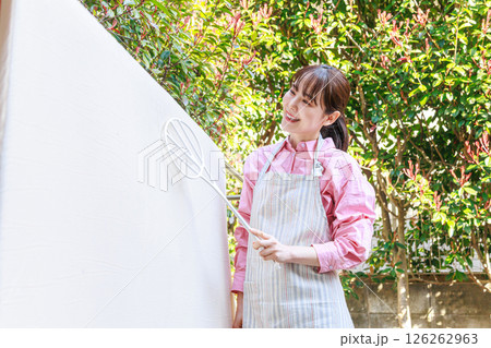 布団叩きをする女性 126262963