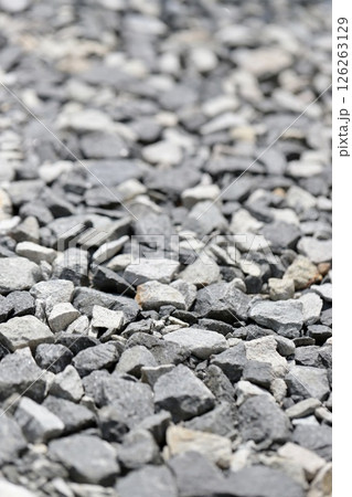 庭のエクステリアに敷き詰めた砕石 126263129