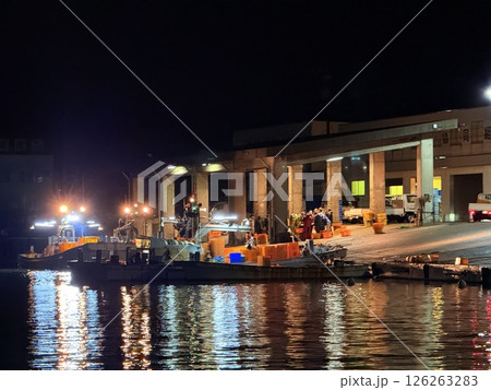 富山県滑川市はホタルイカ漁で有名で、青い光の群れが織りなす光景は特別天然記念物に指定されています。 富山県滑川市はホタルイカ漁で有名で、青い光の群れが織りなす光景は特別天然記念物に指定されています。 126263283