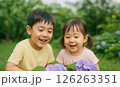 紫陽花とかたつむりを見つめる子どもたちの笑顔 126263351