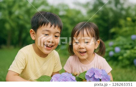 紫陽花とかたつむりを見つめる子どもたちの笑顔 126263351