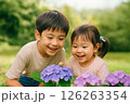 紫陽花とかたつむりを見つめる子どもたちの笑顔 126263354