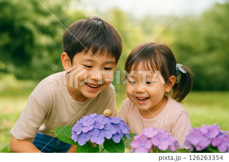紫陽花とかたつむりを見つめる子どもたちの笑顔 126263354