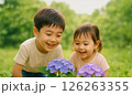 紫陽花とかたつむりを見つめる子どもたちの笑顔 126263355