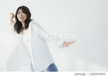 ダンスをする若い女性 ダンスをする若い女性 126263445