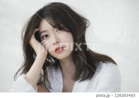 リビングでくつろぐ若い女性 リビングでくつろぐ若い女性 126263483