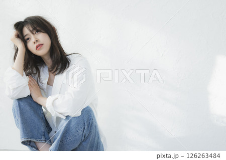 リビングでくつろぐ若い女性 リビングでくつろぐ若い女性 126263484