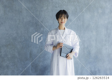 白衣の若い女性 126263514