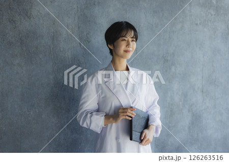 白衣の若い女性 126263516