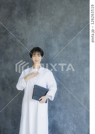 白衣の若い女性 126263519