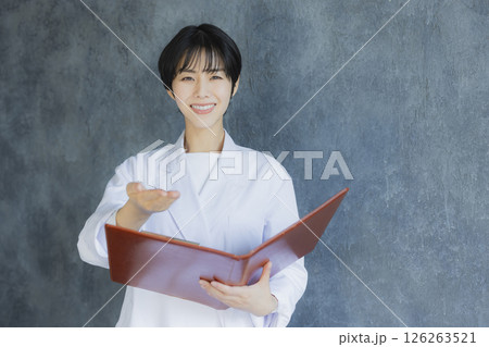 白衣の若い女性 126263521