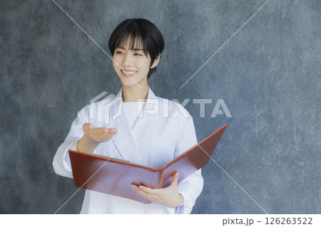 白衣の若い女性 126263522