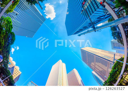 青空の高層ビル群を見上げる 126263527