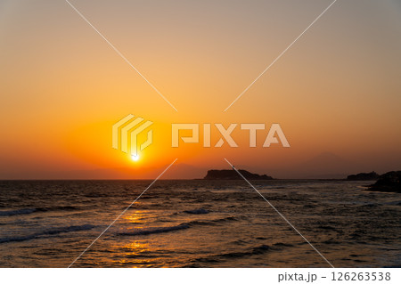 湘南海岸・江ノ島日没と夕焼けでシルエットが浮かび出す富士山 湘南海岸・江ノ島日没と夕焼けでシルエットが浮かび出す富士山 126263538