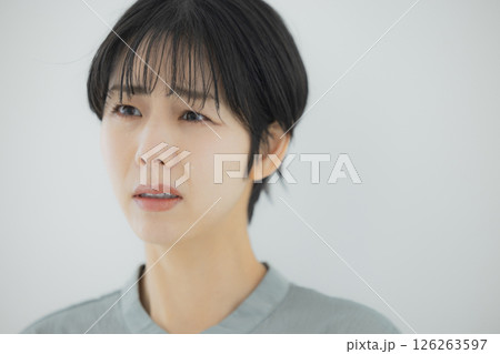 泣いたりアレルギー症状で目が痛い女性 泣いたりアレルギー症状で目が痛い女性 126263597