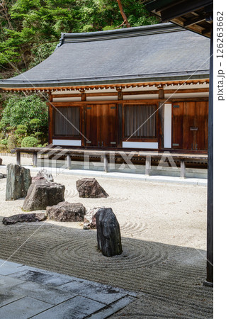 金剛峯寺 別殿より観る蟠龍庭と阿字観道場 高野山 和歌山県 金剛峯寺 別殿より観る蟠龍庭と阿字観道場 高野山 和歌山県 126263662