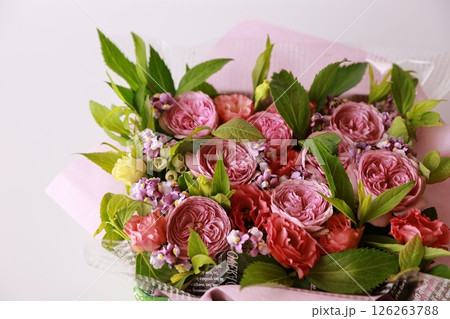 バラとトルコギキョウのボックスアレンジ バラとトルコギキョウのボックスアレンジ 126263788