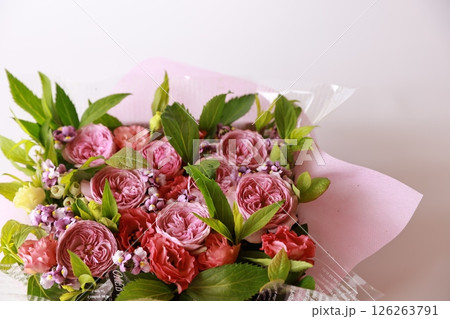バラとトルコギキョウのボックスアレンジ バラとトルコギキョウのボックスアレンジ 126263791