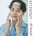 ていねいに洗顔をするアジア人の男性 126264126
