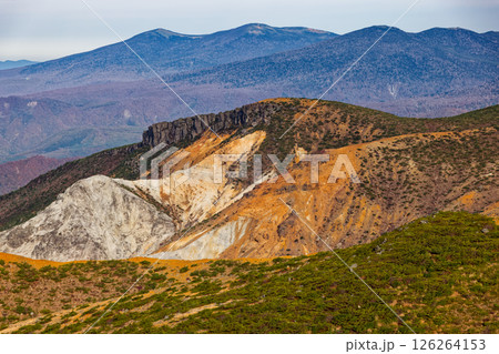 安達太良山山頂から見る沼ノ平の火口壁と吾妻連峰 安達太良山山頂から見る沼ノ平の火口壁と吾妻連峰 126264153