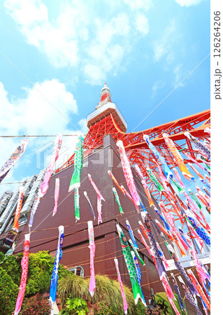 東京都港区、東京タワーとこいのぼりの風景 東京都港区、東京タワーとこいのぼりの風景 126264206