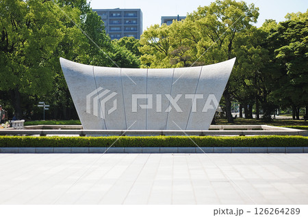 広島　平和記念資料館　広島平和都市記念碑 126264289