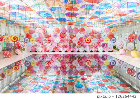 ハーブ園のカラフルな「アンブレラスカイ」　福島県猪苗代町 126264442