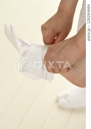 和服、着物を着る手順　足袋を履く こはぜを止める 126264664